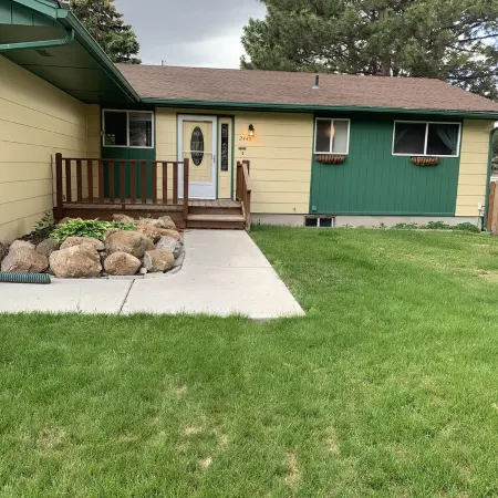 Sunny Days! Room for everyone and Pet-Friendly!