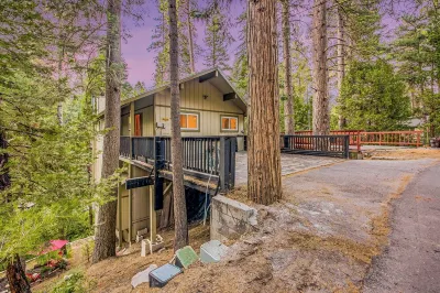 Pine View - Spacious 3000 SQFT Home with Game Room, Bar and 3 Decks!