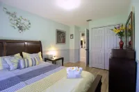 Heated pool, lakeview, double king size, 4 bedrooms, 6 beds, 2 bath, sleep 12 Hotels in West Melbourne