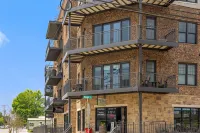 Beautiful Heart of Downtown Condo, Balcony, Amazing Views - Walk to Everything!