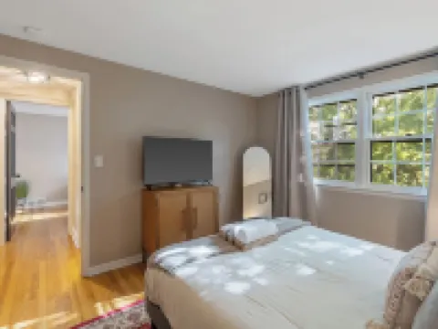 Comfy and cozy 4-bedroom minutes to SU, Hospitals, and downtown Syracuse โรงแรมในซีราคิวส์