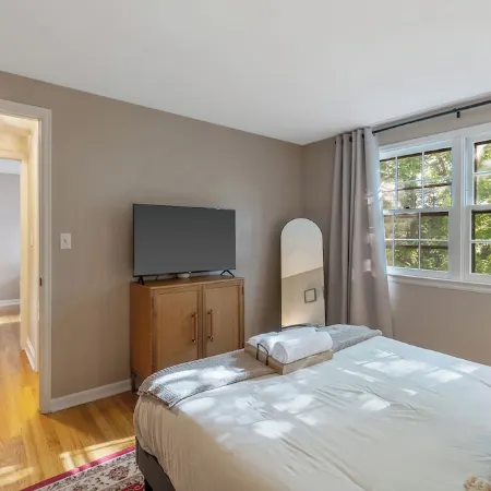 Comfy and cozy 4-bedroom minutes to SU, Hospitals, and downtown Syracuse