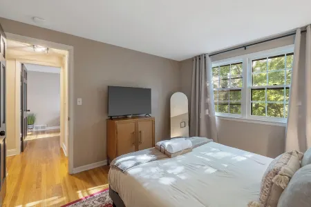 Comfy and cozy 4-bedroom minutes to SU, Hospitals, and downtown Syracuse Отели в г. Сиракьюс