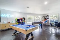 New! Sleeps 16! Heated Pool, Outdoor Movie Theater, Game Room, Putting Green!