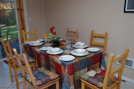 Northeast Bend House - Fenced Yard - EV Outlet Level 1 -Dogs Are Welcome!