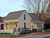 Adorable Little Yellow House, Prime Location! Downtown Pella, IA Hotels in Pella