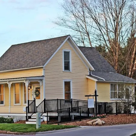 Adorable Little Yellow House, Prime Location! Downtown Pella, IA