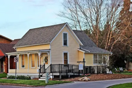 Adorable Little Yellow House, Prime Location! Downtown Pella, IA Отели рядом с достопримечательностью «Колледж Сентрал»