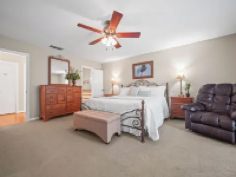 Lake Front! Spacious Home w/heated pool & kayaks 萊克威爾士酒店