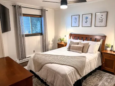 Modern Snowshoe Retreat - 3Br/2BA - Walk to Slopes + Mountain Views Отели в г. 