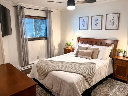 Modern Snowshoe Retreat - 3Br/2BA - Walk to Slopes + Mountain Views