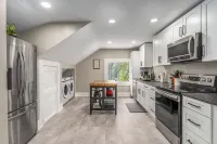 The Loft on 13th~Modern & Cozy!