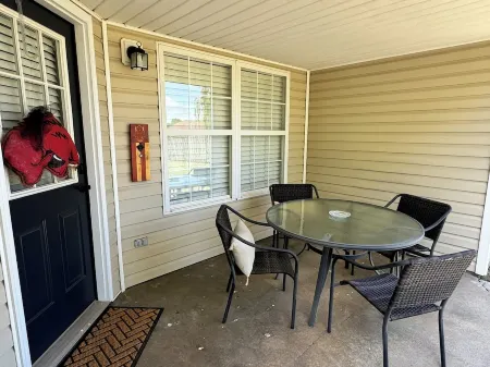 Faytown Cozy! 4 miles to UofA and DT Fayetteville