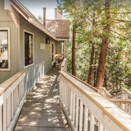 Spacious Blue Jay Cabin with Vaulted Ceilings!