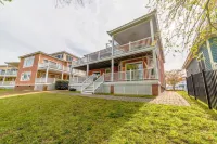 Private Beach Getaway: close to town, shopping, restaurants, pool & tennis