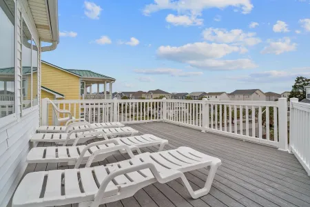 HEATED POOL! Book your next vacation today! Great location!