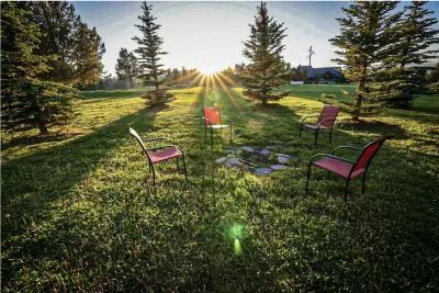 Yellowstone Sunset Lodge+Hotub+AC+WiFI+20 mins to Yellowstone's West Gate Hotels near Pinecone Playhouse at Mack's Inn Resort