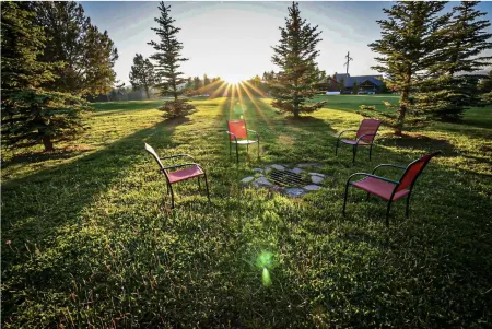 Yellowstone Sunset Lodge+Hotub+AC+WiFI+20 mins to Yellowstone's West Gate