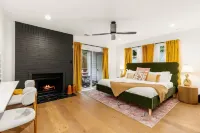 SoLa TX Twoplex: sleeps 14 / 2 pools / 2 fire pits / 2 miles to DT / 2 fun!
