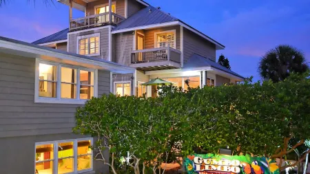 "Safe & Clean" Honeymoon Suite, - only 60 steps to the Siesta Key Public Beach - Отели рядом с достопримечательностью «Кресент Бич»