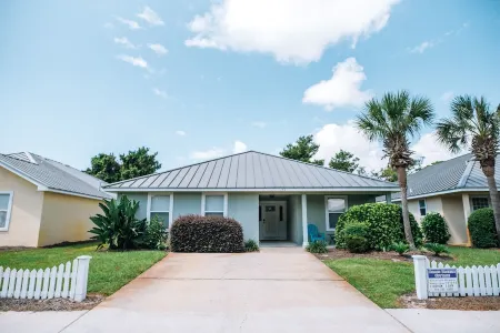 5 Bedroom/3 Bath Emerald Coast Beach Cottage in gated resort community