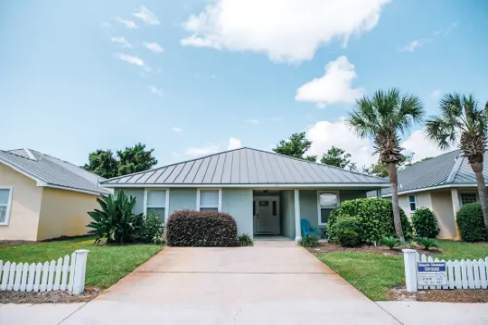 5 Bedroom/3 Bath Emerald Coast Beach Cottage in gated resort community