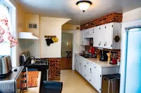 Spacious Home a mile away of York expo center with free parking lot.