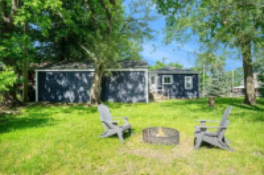 Charming  South Haven Cottage - 5 minute to the beach!