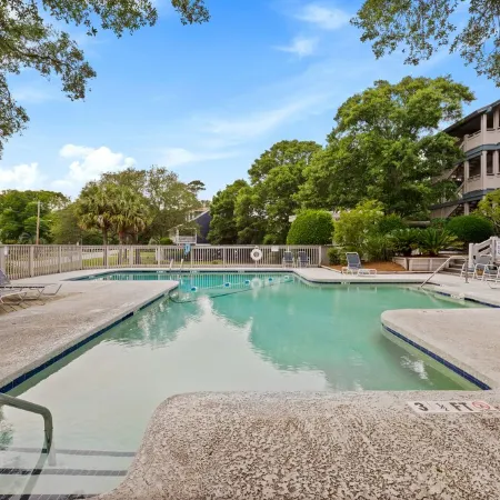 Fully Renovated Condo - One Block To Beach
