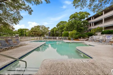 Fully Renovated Condo - One Block To Beach Отели в г. Серфсайд Бич