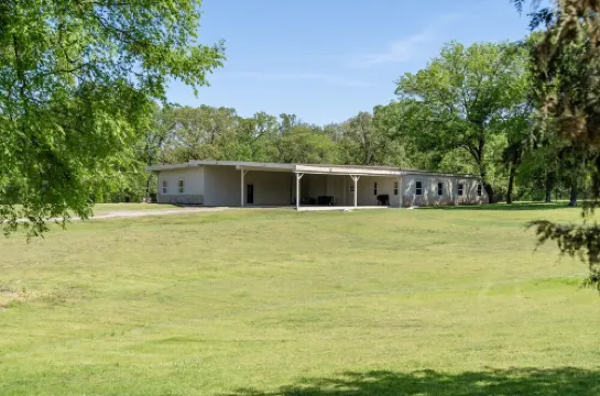 Multi-family Lodge with 8 acre lake and plenty of space, 12 mins to Fort Smith