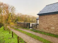 Stylish, Rural Apartment With Amazing Views Hotels near Bees for Development