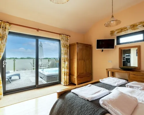 Buttercup lodge - sleeps 4/5 with hot tub & countryside views Hotels in Cheddar