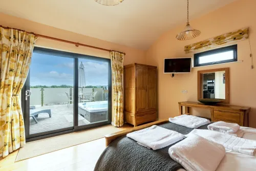 Buttercup lodge - sleeps 4/5 with hot tub & countryside views