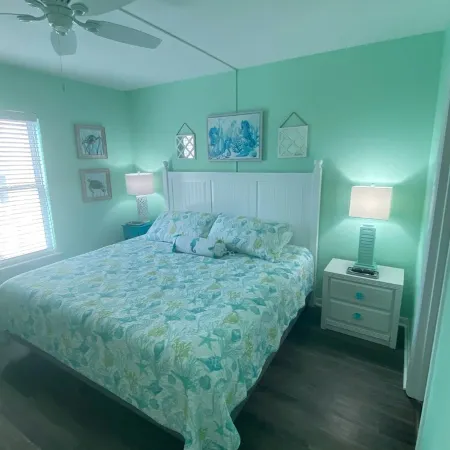 #1 Vrbo Rated Surf City Condo!  1 Min Walk to Beach & Pool!  1 Bedroom + Bunks