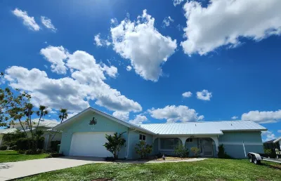 Tranquil Waterfront Pool Home with beautiful views and sunsets and great fishing Hôtels à proximité de : Kidstar Park