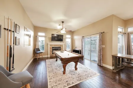 Peaceful Lakefront house -5 min away from Golf Course Отели рядом с Аэропорт Медоус Филд