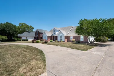 Bentonville Dream House Hotels near Bentonville Town Square