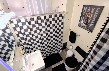 Trendy Downtown Nashua Getaway: Checkers-Themed 1 Bed/1 Bath!