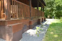 Maplewood Cabin: Secluded Romance with Private Hot Tub while Star Gazing.