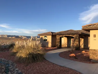 Beautiful views! Custom Home, Hot Tub, Lake Powell, Antelope Cyn WiFi, EV Charge