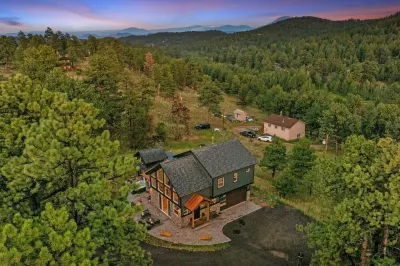 Serene Mountain Luxury-King beds & private Hot tub Отели рядом с достопримечательностью «Слотерхаус Трейл Хед»