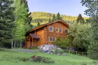 Private and spacious mountain retreat w/views, privacy, hot tub, & guest house!