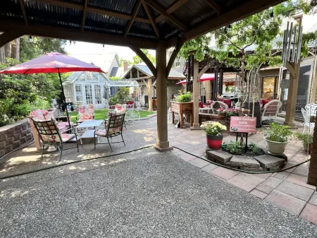 TUDOR COTTAGE SUITE - Autzen Stadium - PK Park - UO - Hayward Field Отели рядом с достопримечательностью «KLCC»