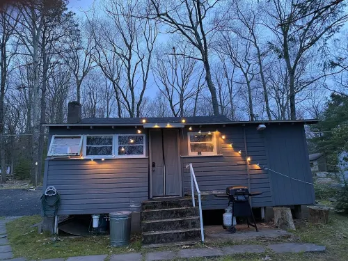 Charming lake community cottage with hot tub PET FRIENDLY