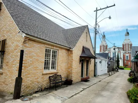 Well-equipped 3BR/3BA with large common space in the heart of Historic Downtown