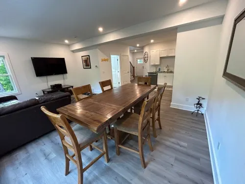 Brand New 3 Bedroom next to Thourghbred horse farm with views of Saratoga Lake. Hotel a Saratoga