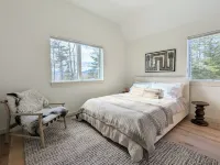 Cozy, sun filled mountain retreat w/45 private acres, hot tub, gym, car charger!