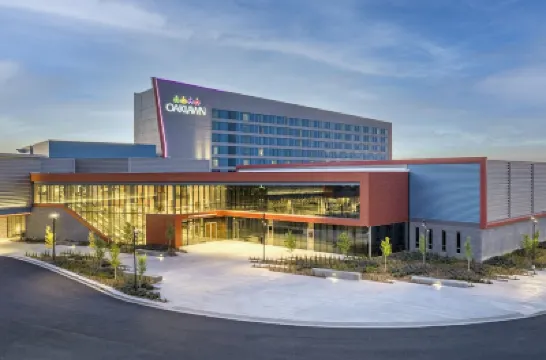 Historic High School Loft 4 min drive from Oaklawn! 酒店