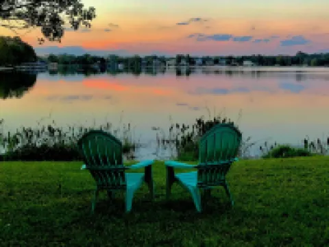 Lakefront Artist's Loft - Relax in Luxury!